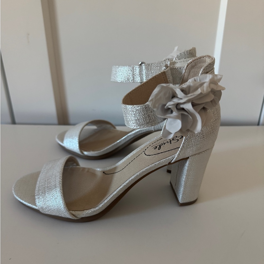NIB LifeStride Adore Me Dress Sandal with Flower, Silver, Size 7